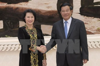 Presidenta de Parlamento de Vietnam propuso asistencia a coterráneos en Camboya