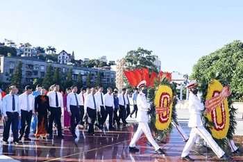 Presidente de Vietnam rinde homenaje a los héroes y mártires en Quang Ninh 