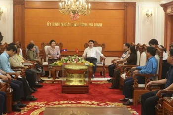 Delegación de la Federación de Sindicatos de Laos visita provincia de Ha Nam