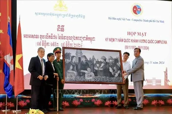 Representantes de los veteranos vietnamitas entregan un cuadro al cónsul general de Camboya en Ciudad Ho Chi Minh. (Foto: VNA)