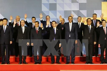 Presidente vietnamita conversa con diversos líderes mundiales en Filipinas