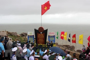 Celebran ceremonia de abanderamiento en punto extremo oriental de Vietnam