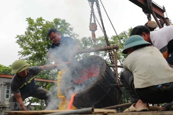 Celebran rito de fundición de tambores de bronce en saludo a elecciones parlamentarias en Vietnam 