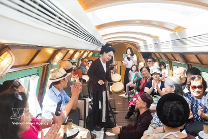 Los turistas disfrutan del recorrido "Las Cinco Puertas de Hanoi". (Foto: VNA)