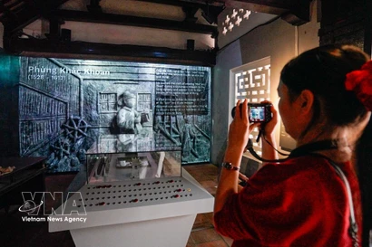 Los visitantes disfrutan de la exposición "La historia de la piedra preserva la memoria", que presenta un formato tradicional combinado con soluciones de tecnología digital (Foto: VNA)