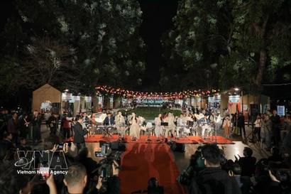 Los asistentes disfrutan de un concierto al aire libre con orquesta en vivo durante la ceremonia de inauguración. (Foto: VNA)