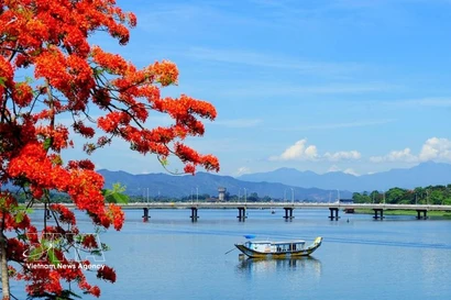La romántica belleza del río Huong (Perfume). (Foto: VNA)