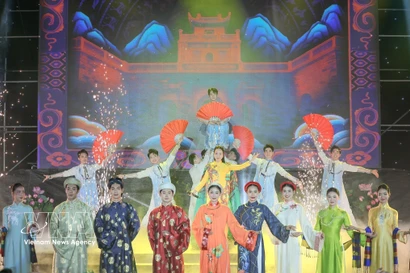 En el Festival de Ao Dai de Turismo de Hanoi 2025 (Foto: VNA)