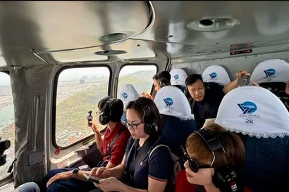 Turistas admiran la ciudad desde un helicóptero (Foto: https://www.sggp.org.vn/)