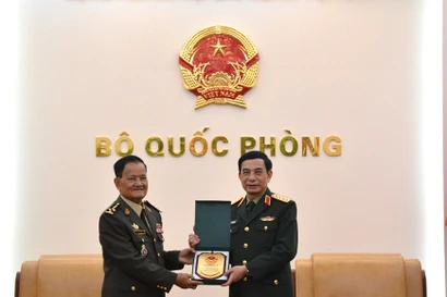 El ministro de Defensa de Vietnam, general Phan Van Giang (derecha), recibe al secretario de Estado en el Ministerio de Defensa camboyano, general Prum Din. (Foto: qdnd.vn)