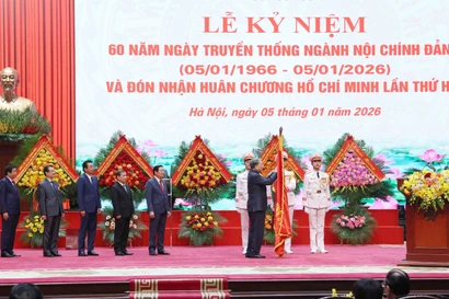 El secretario general To Lam coloca la Orden Ho Chi Minh en la bandera tradicional de la Comisión de Asuntos Internos del Comité Central del Partido (Foto: VNA)