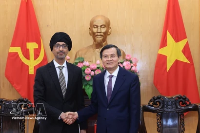 El director de la Academia Nacional de Política Ho Chi Minh, Doan Minh Huan (derecha), recibe al embajador de Singapur en Vietnam, Rajpal Singh (Foto: VNA)