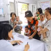 Las familias llevan a sus hijos a recibir vitamina A en la clínica del barrio de Bach Mai, en Hanoi. (Foto: VNA)