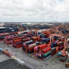 Contenedores de mercancías en el puerto de Tan Vu, ciudad de Hai Phong (Foto: VNA)