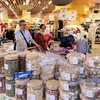 Los consumidores compran en el supermercado WinMart Thang Long en Hanoi. (Foto: VNA)