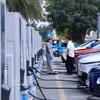 Varias personas cargan sus vehículos eléctricos en una estación de carga en el oeste de Hanoi. (Foto ilustrativa: VNA)