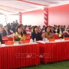 La viceprimera ministra Pham Thi Thanh Tra (primera fila, a la derecha) y otros funcionarios asisten a la ceremonia de colocación de la primera piedra de la segunda fase del proyecto del Parque Industrial Que Vo II el 19 de diciembre. (Foto: VNA)