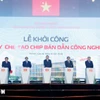 El secretario general del Partido Comunista de Vietnam, To Lam, el primer ministro Pham Minh Chinh y otros delegados dan inicio a la construcción de una planta de fabricación de chips semiconductores de alta tecnología. (Foto: VNA)