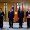El secretario general del Partido Comunista y Presidente de Vietnam, To Lam (segundo por la izquierda), y el primer ministro de Australia, Anthony Albanese (segundo por la derecha), presencian el intercambio de documentos de cooperación entre ambos países. (Foto: VNA)