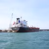 El buque Au Lac Eagle de la Corporación de Comercio de Importación y Exportación Thanh Le recibe gasolina E10 RON95 en el puerto de la refinería de petróleo de Dung Quat. (Foto: nangluongvietnam.vn)