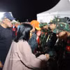 La presidenta interina de Venezuela, Delcy Rodríguez, saluda al equipo de rescatistas vietnamitas durante la ceremonia celebrada en el estado de La Guaira el 3 de julio de 2026. (Foto: VNA)