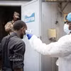 Personal médico controla la temperatura corporal de las personas para detectar casos de infección por el virus del ébola en Goma, República Democrática del Congo. (Foto: Xinhua/VNA)