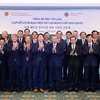 El secretario general del Partido Comunista de Vietnam, To Lam, y los directivos de las corporaciones surcoreanas (Foto: VNA)