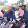 Los consumidores llenan sus tanques con la gasolina biológica E10 en una estación. (Foto: VNA)
