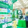 Un stand de Vinachem Mart, una plataforma para impulsar el acceso de clientes nacionales y extranjeros a los productos de la industria química de Vietnam, en la Feria de Otoño 2025 (Foto: VNA).