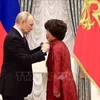 Thai Huong, presidenta del Consejo de Estrategia del gigante lácteo vietnamita TH Group, recibe la Orden de la Amistad de manos del presidente ruso, Vladimir Putin. (Foto: VNA)