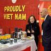 Stéphane Thuillier, director ejecutivo de SIAL Canadá, visita el pabellón de Vietnam. (Foto: VNA)