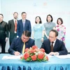 Firma del memorando de entendimiento entre Central Retail Vietnam y Lotte Plaza Market para promover la introducción de productos vietnamitas en la red minorista de esta última en Estados Unidos. (Foto: VNA)