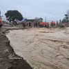 Las fuerzas policiales y militares rescatan y brindan asistencia a los pobladores. (Foto: VNA)