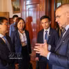 El viceprimer ministro vietnamita Nguyen Van Thang se reúne con René van Vlerken, director ejecutivo de la bolsa neerlandesa Euronext Amsterdam. (Foto: VNA)
