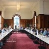 Mesa redonda entre las comunidades empresariales vietnamitas y australianas en el Parlamento de Victoria. (Foto: VNA)