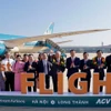 El primer vuelo de pasajeros de Vietnam Airlines a Long Thanh transporta al viceprimer ministro Nguyen Hoa Binh (sexto desde la derecha) y casi 100 pasajeros (Foto: VNA)