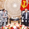 El secretario general del Partido Comunista de Vietnam, To Lam (derecha), conversa con Scott Strazik, presidente y director ejecutivo de GE Vernova. (Foto: VNA)