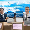 El vicepresidente ejecutivo de Vietnam Airlines, Nguyen Chien Thang (izquierda), y Paul Geaney, presidente y director comercial de Avolon, sostienen el certificado de la firma del acuerdo para el arrendamiento de aviones Boeing 737 MAX adicionales en Farnborough, Reino Unido, el 21 de julio. (Foto: VNA)