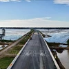 El tramo de la autopista Chau Doc - Can Tho - Soc Trang que pasa por la provincia de An Giang está tomando forma gradualmente, abriendo nuevas oportunidades de desarrollo para la localidad (Foto: VNA)