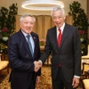 El miembro del Buró Político y viceprimer ministro de Vietnam, Nguyen Hoa Binh (izquierda), se reúne con el ministro principal de Singapur, Lee Hsien Loong (Foto: MDDI)