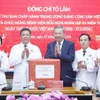 El secretario general del Partido Comunista de Vietnam, To Lam, regala un obsequio a funcionarios y personal médico del Hospital de la Amistad. (Foto: VNA)