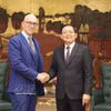 El viceprimer ministro vietnamita Ho Quoc Dung (derecha) recibe a Gianluca Pettiti, presidente y director de operaciones de Thermo Fisher Scientific. (Foto: VNA)