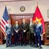 El ministro de Industria y Comercio de Vietnam, Nguyen Hong Dien (segundo desde la izquierda), mantuvo una sesión de negociación con el secretario de Comercio de Estados Unidos, Howard Lutnick, y el embajador Jamieson Greer, representante comercial de Estados Unidos, la tarde del 12 de junio (hora local) en Washington. (Foto: VNA)
