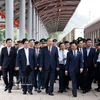 El secretario general del Partido Comunista de Vietnam, To Lam, el primer ministro Pham Minh Chinh y altos dirigentes, inspeccionan la estación de Dong Dang, en la provincia norteña de Lang Son (Foto: VNA)