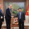 El viceprimer ministro Nguyen Chi Dung (derecha) y Eugene Willemsen, CEO de Bebidas Internacionales y vicepresidente ejecutivo de PepsiCo Global, en la reunión (Foto: VNA)