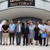 El embajador de Vietnam en Argelia, Tran Quoc Khanh, y los directivos de la Universidad de Skikda. (Foto: VNA)