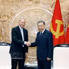 El secretario general del Partido Comunista de Vietnam y presidente del país, To Lam (derecha), recibe a Eric Schmidt, expresidente de Google. (Foto: VNA)