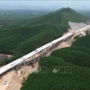 Construcción de un paso elevado en la autopista Van Ninh-Cam Lo. (Foto: VNA)