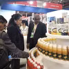 Compradores internacionales conocen los productos vietnamitas en VIS 2025. (Foto: VNA)