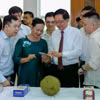 El viceprimer ministro Ho Quoc Dung y otros delegados experimentan el sistema de trazabilidad de productos agrícolas de Vietnam con un durián. (Foto: danviet.vn)